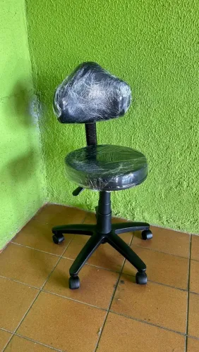 Cadeira mocho giratória no corvin preto