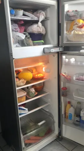 Vendo geladeira  Electrolux  600 reais