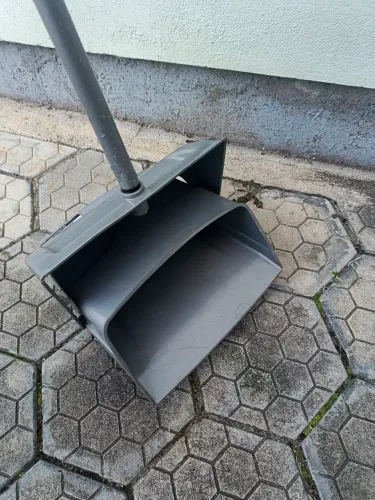 Pá coletora de lixo com tampa