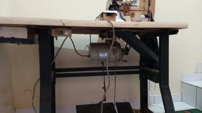 Máquina de Costura Overclock 