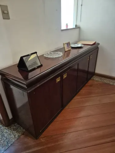Buffet de marcenaria em mogno maciço