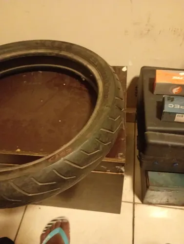 Vendo um pneu de moto 100/80/17