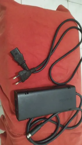 Uma Fonte original de alimentação do Xbox 360