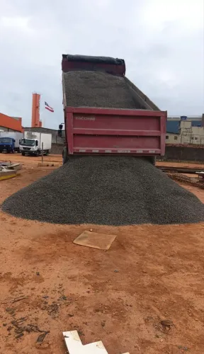 Caçamba de Gravilhao ou Brita 