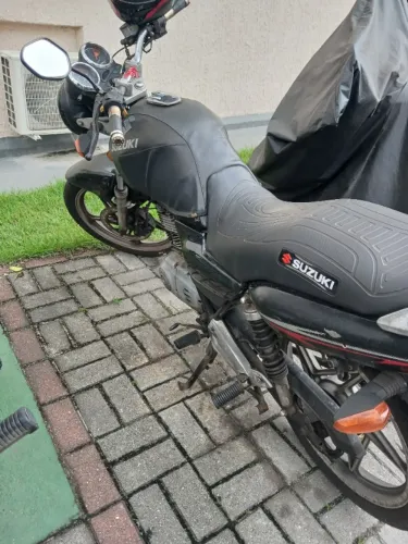 Suzuki yes 125 EN 2008 cor preta.