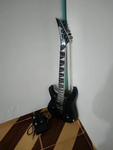 Guitarra canhota Jackson