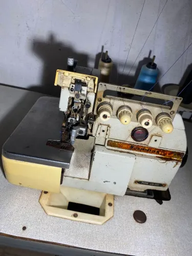 Máquina interloc e reta