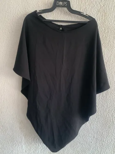 Blusa preta com botões atrás linda!