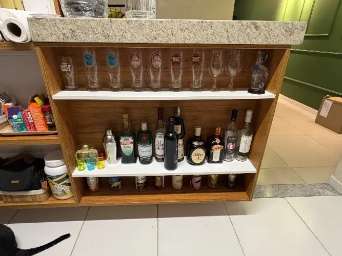 Barzinho/nicho de parede com prateleiras 