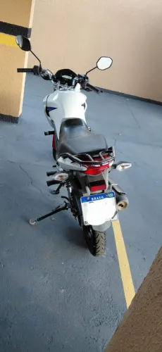 Titan 150 branca