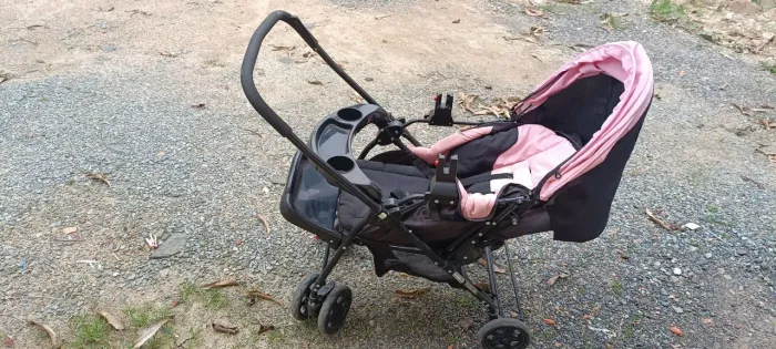 Carrinho com bebê conforto