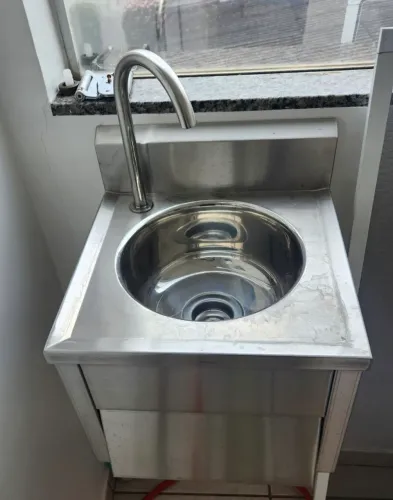 Lavatório inox 301 acionamento por joelho 
