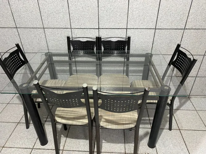Mesa de vidro com 6 cadeiras