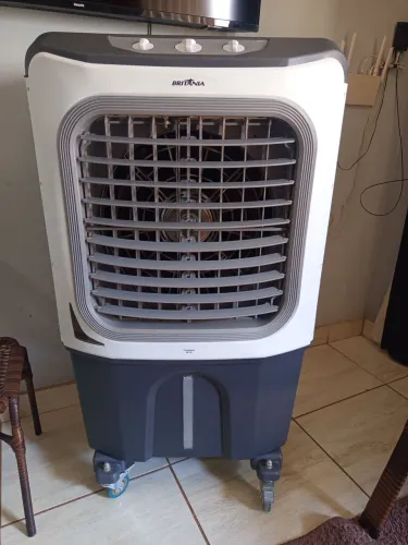 Climatizador de ar Britânia 70L semi novo. 