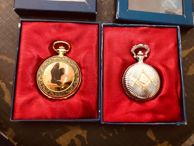 Relógio antigo de bolso Quartz 100,00 reais cada .
