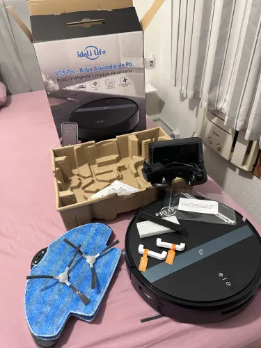 Robô aspirador com pano na caixa