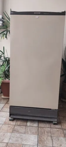 Vendo um frizer vertical brastemp capacidade 220 litros funcionado perfeitamente limpinho
