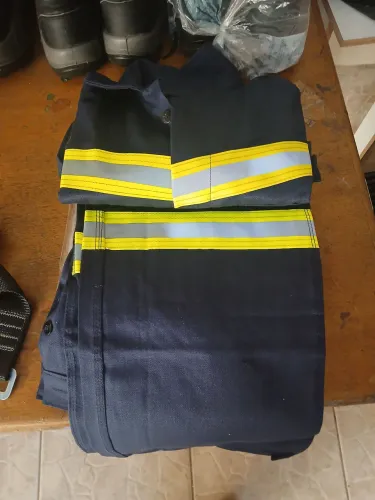 Uniformes, Botas,cinto de segurança  novos.