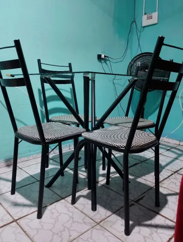 Vende se uma mesa com 4 cadeiras