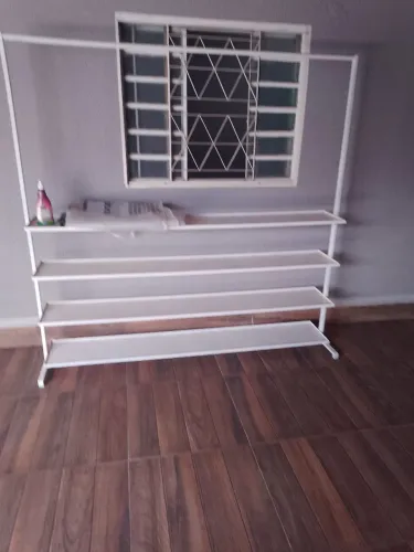 Vendo essa sapateira com cabideiro 