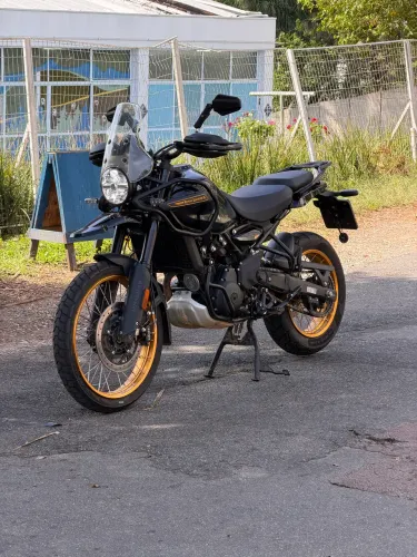 Himalayan 450 Tubeless com acessórios.