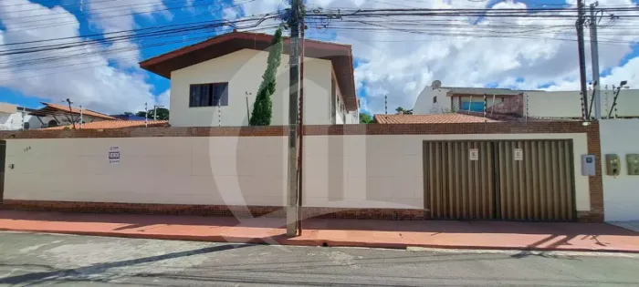 Ampla casa com 4 quartos, varandas e 3 vagas de garagem no Inácio Barbosa - conforto e loc