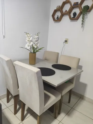 Mesa com 4 cadeiras