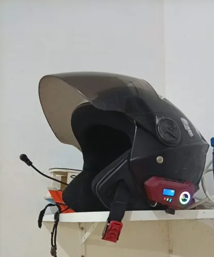 Capacete com intercomunicador 