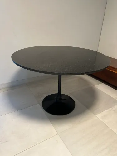 Mesa Saarinen redonda tampo granito São Gabriel