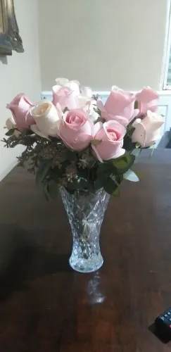 Vaso de cristal com rosas artificiais