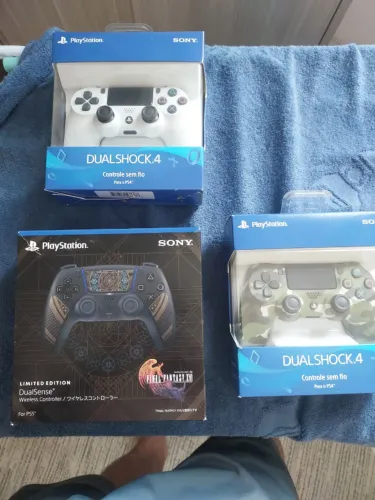Vendo Dualsense Final Fantasy XVI e Dualshock 4 zerados na caixa.