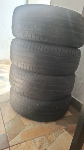 Peneu automotivo 
