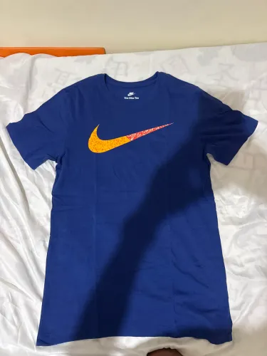 camisa nike azul com símbolo na frente diferenciado tamanho P