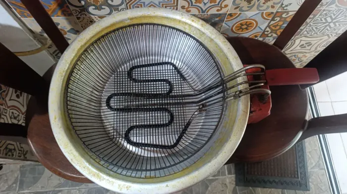 Fritadeira elétrica de 7 litros..