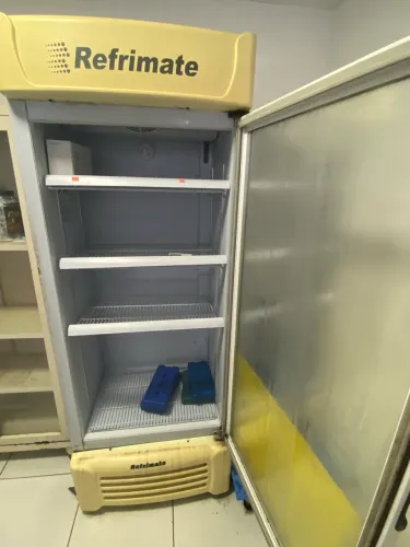 refrigerador expositor vertical comercial da Refrimate