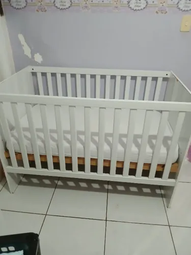 Berço branco com mosquiteiro