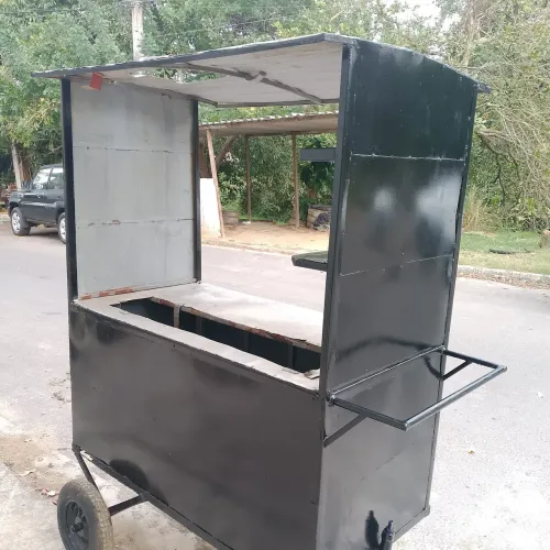 Carrinho de churrasco com a churrasqueira junto 