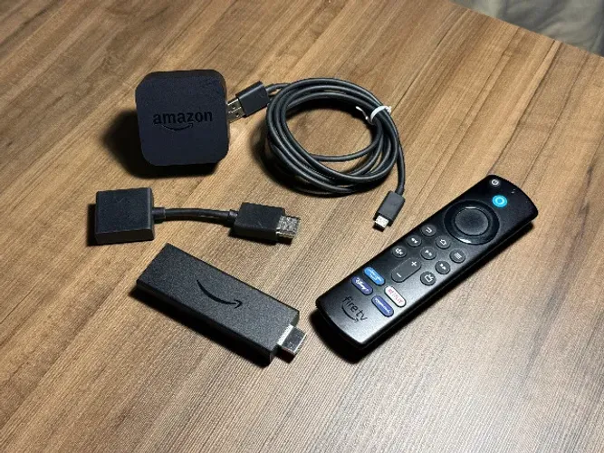 Amazon Fire TV Stick HD 3ª geração com controle e acessórios