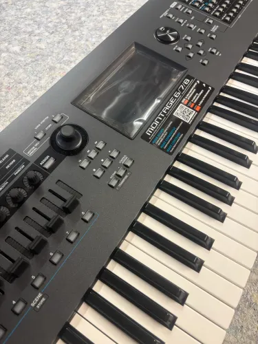 Teclado Yamaha montage 7 com case , impecável , estado de novo