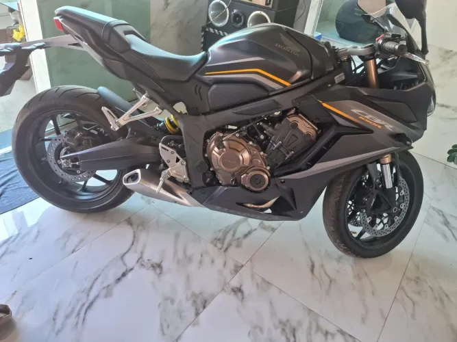 Vendo CBR650R Ano 2023 Moto Super conservada sou único Dono comprei ela na Honda pampulha