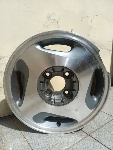 Roda 14  4x108 danificada na borda.
