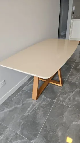 Mesa de Jantar semi nova. Sem detalhes 