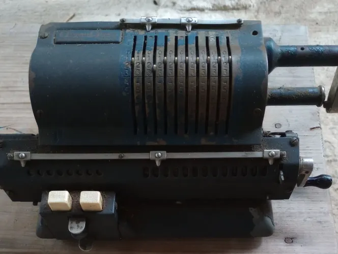 Calculadora mecânica manual de molinete ano 1970, original odhner, com um pouco de desg