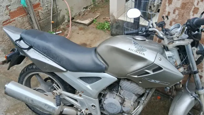 Vendo a vista R$ 3.500 ótima para trabalho me chama no zap 21 9  * 