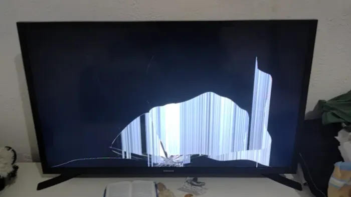 Samsung Smart TV 32" UN32T4300AGXZD - Liga, com tela quebrada