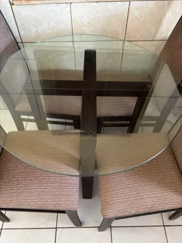 Conjunto de Mesa e Cadeiras de Jantar (De Madeira)