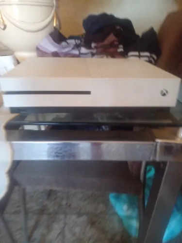 Vendo Xbox série s branco com 2 controles estado de zero