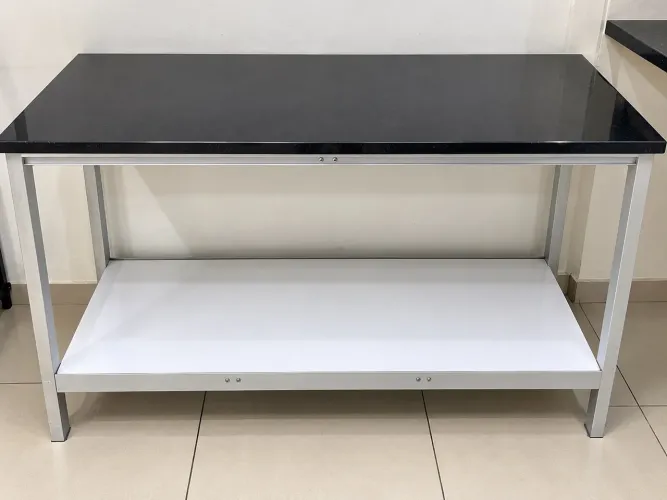 Balcão 130 cm de largura, 50 cm de profundidade e 82 cm de altura