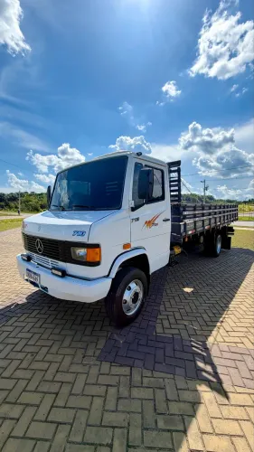 MB 710 Plus 2006 Carroceria 6,20 Ar Elétrico
