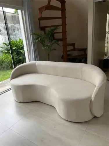 SOFÁ CURVO 3 LUGARES ORGÂNICO AMSTERDÃ - TECIDO BOUCLE